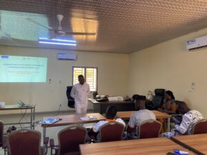 montre les interactions entre le formateur et les participants pendant la formation