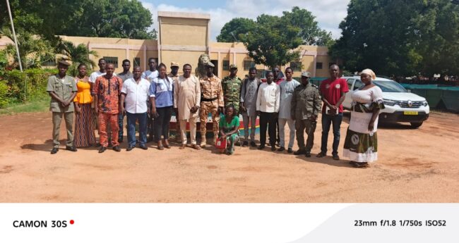 image montre le facilitateur et les participants