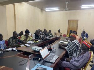 L'image montre les participants concentrés en train de suivre la formation